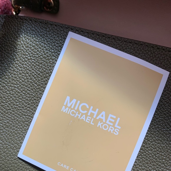 Micheal Kors crossbody bag - gold hardware - Picture 7 of 10
